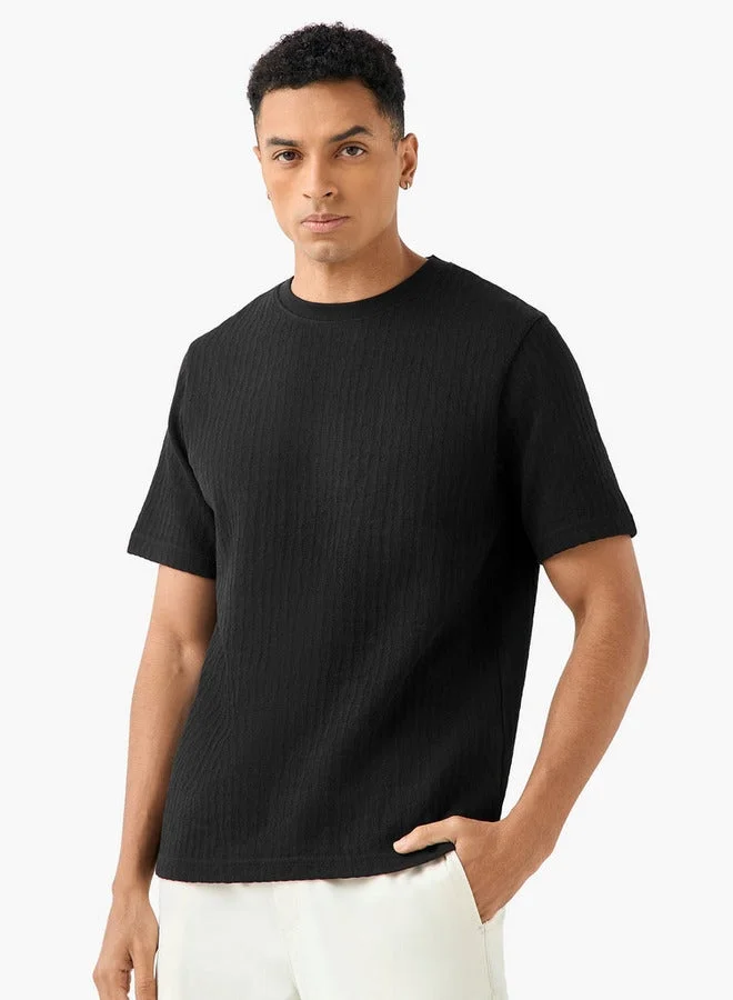 ايكونيك تيشيرت رجالي كلاسيكي بياقة دائرية وأكمام قصيرة بنقوش